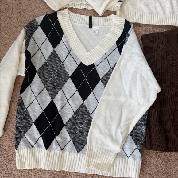 Women’s Sweater Bundle - Picture 4 of 7